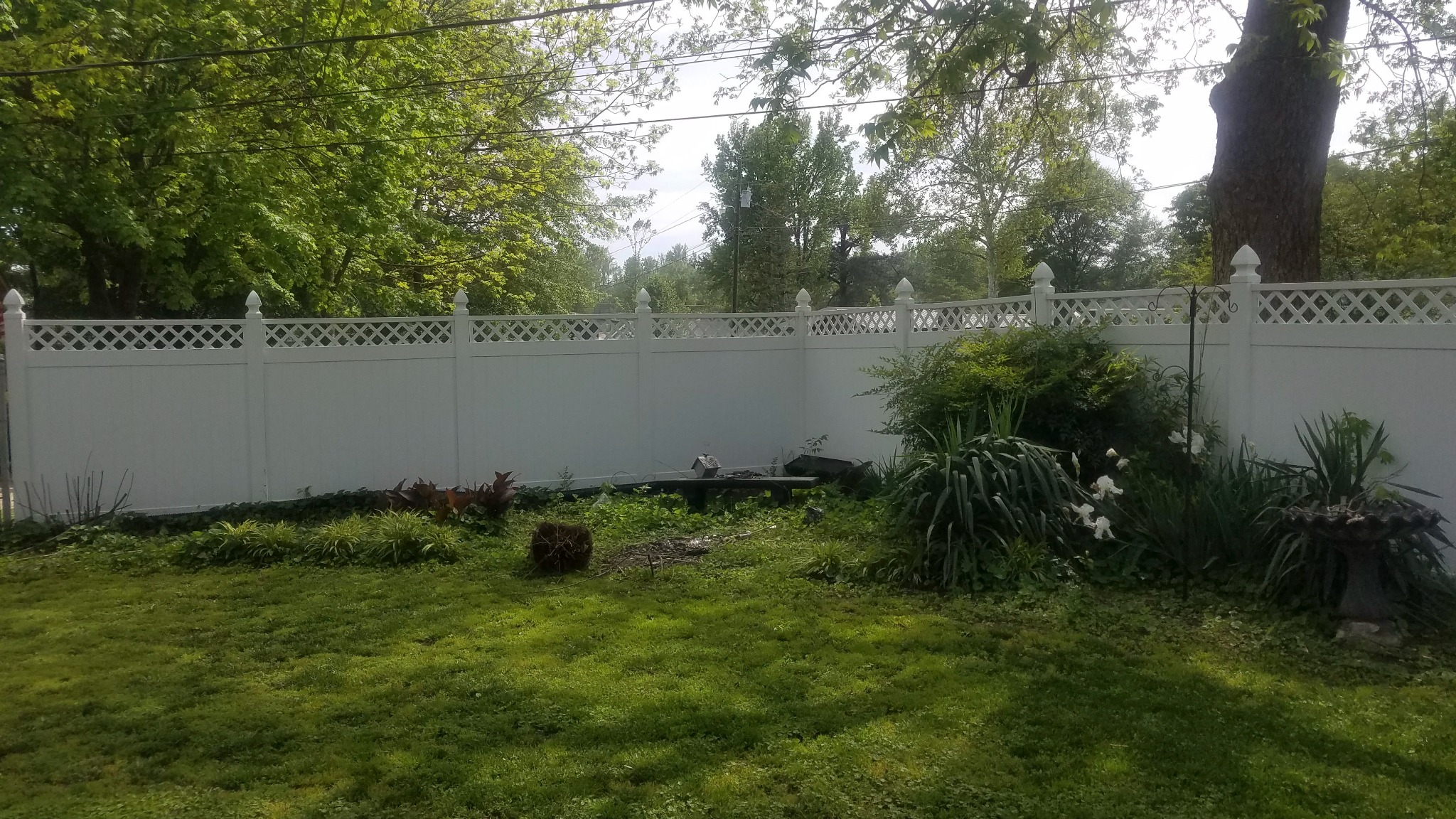 6-foot vinyl privacy fence with lattice in Blountsville, Alabama installed by Hooks Fence Company