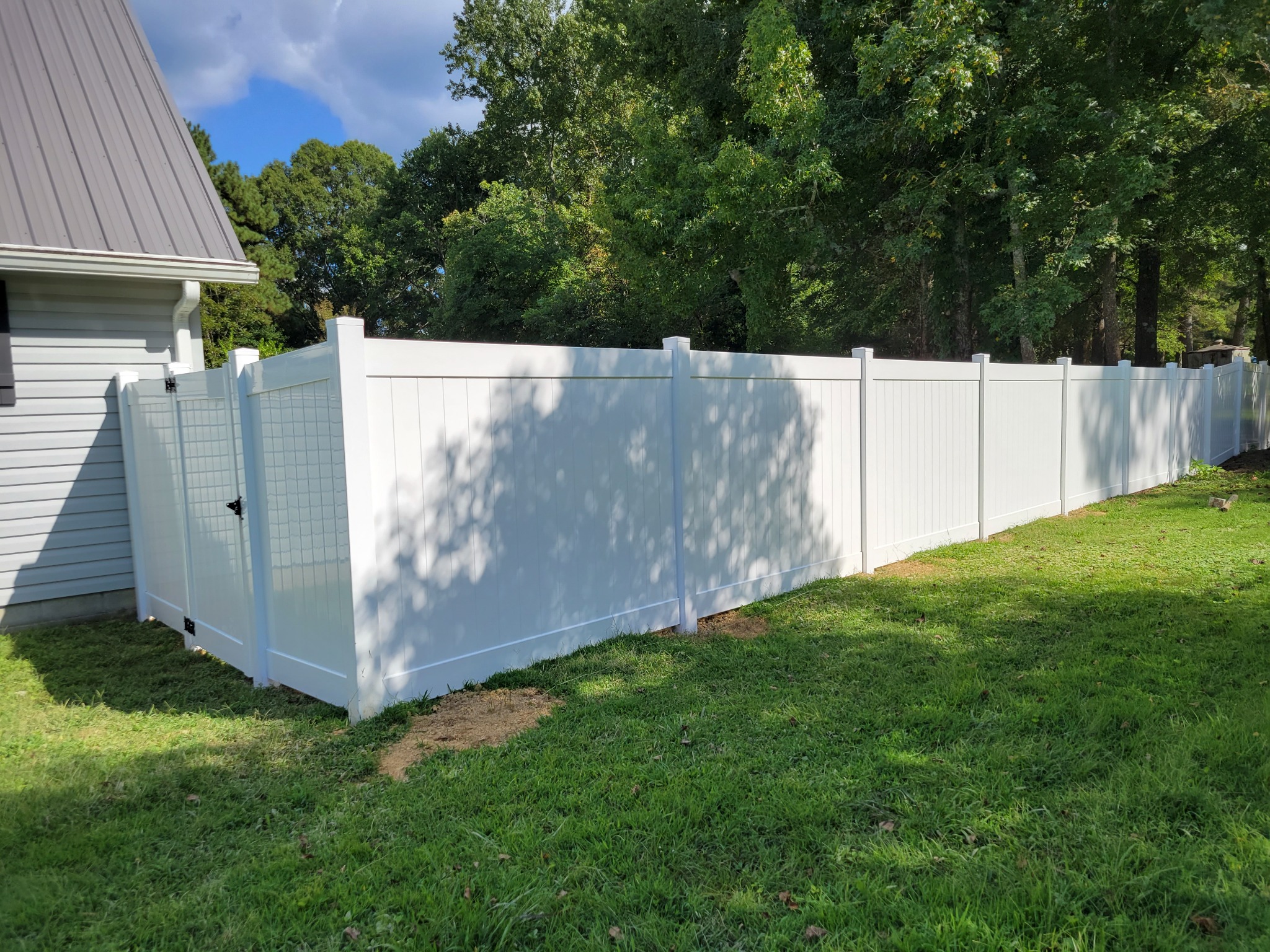 6 foot white vinyl privacy fence with gate installed by Hooks Fence Company in Attalla Alabama