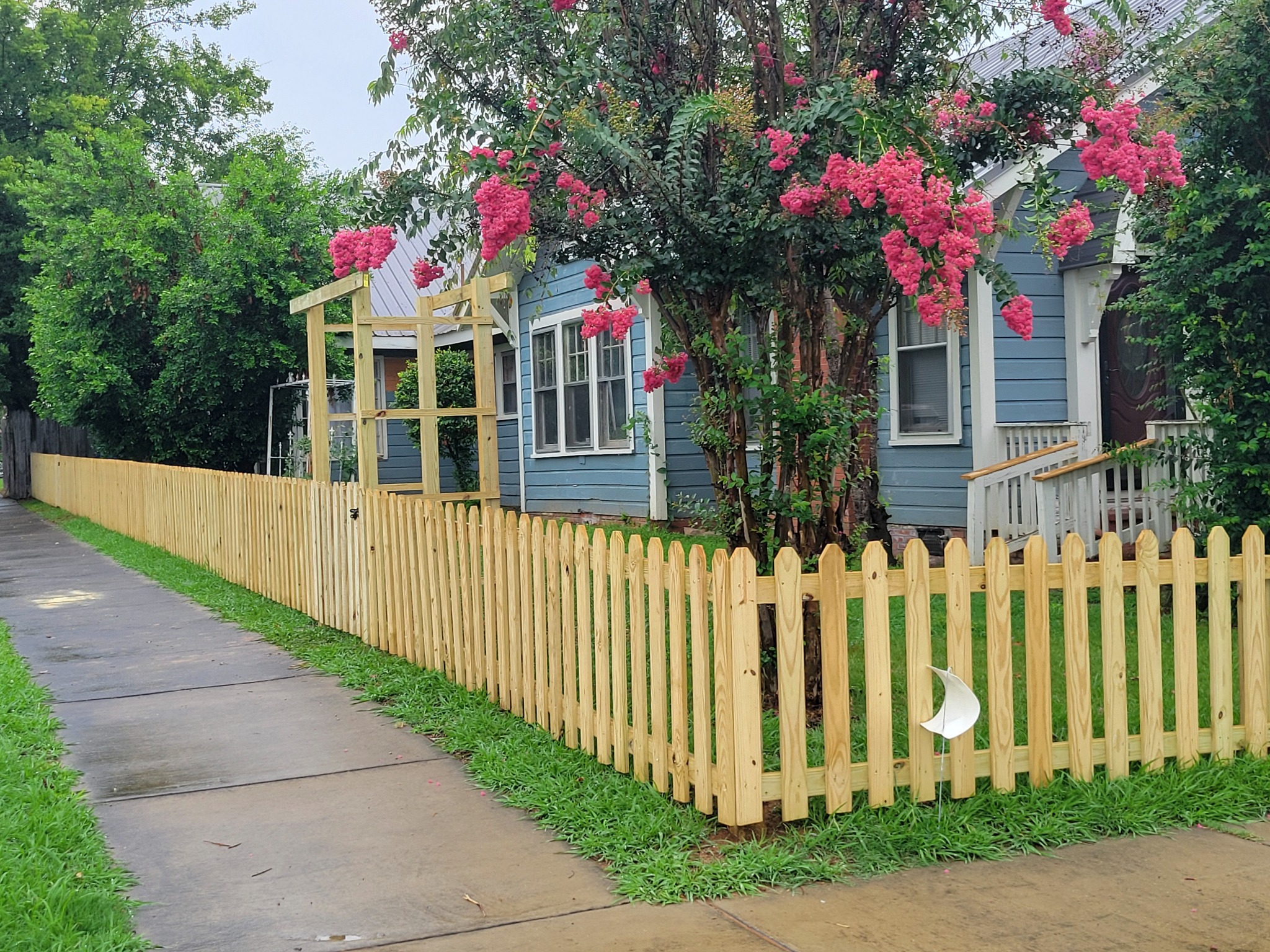Natural wood picket fence in Attalla, Alabama installed by Hooks Fence Company
